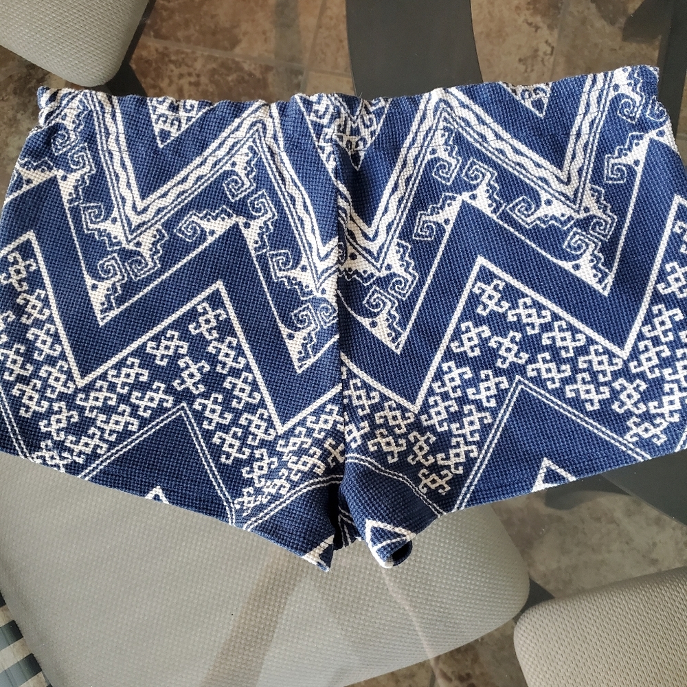 Shorts - Picture 2 of 3